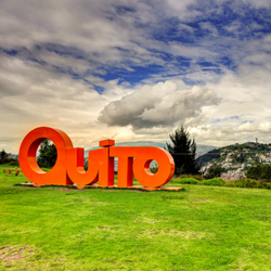 Vista panorámica de Quito, Ecuador, mostrando su arquitectura histórica y las montañas de los Andes al fondo. Talento Humano Consultoria