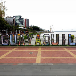 Calles encantadoras de Guayaquil, Ecuador, con edificios de estilo colonial y el patrimonio cultural de la ciudad.
