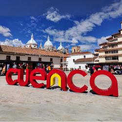 Calles encantadoras de Cuenca, Ecuador, con edificios de estilo colonial y el patrimonio cultural de la ciudad.