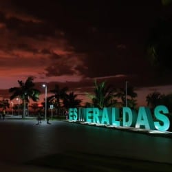 Fotografía del cartel distintivo de Esmeraldas, reflejando la exuberante belleza natural y diversidad cultural de la 'Provincia Verde'