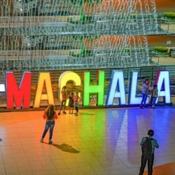 Imagen del letrero de Machala, conocida como la capital bananera del mundo y por su vitalidad económica.