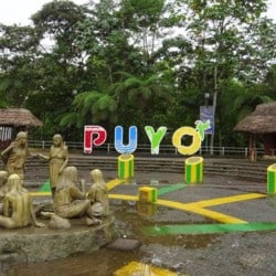 Imagen del letrero de Puyo, puerta de entrada a la Amazonía ecuatoriana, resaltando su rica biodiversidad y patrimonio indígena.
