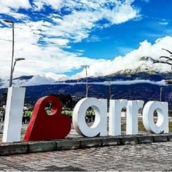 Fotografía del letrero de Ibarra, la 'Ciudad Blanca', famosa por su arquitectura histórica y su cercanía al Lago Yahuarcocha.